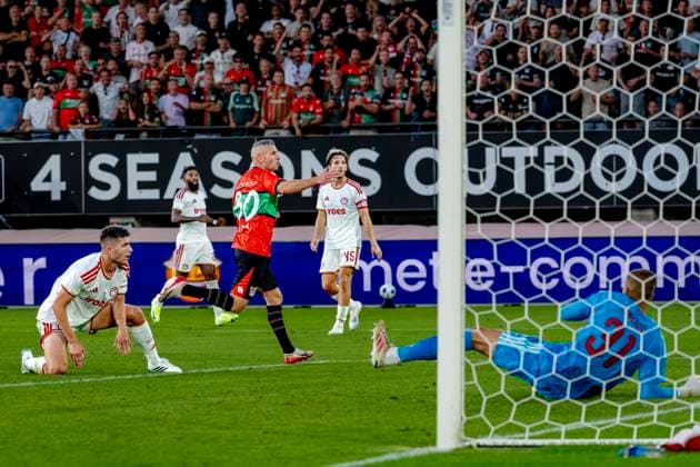NIJMEGEN N E C Nijmegen forward Bryan Linssen scores the 1-1 goal during the Champions League match between N E C and Olympiacos at Stadion de Goffert on August 11, 2026, in Nijmegen, the Netherlands