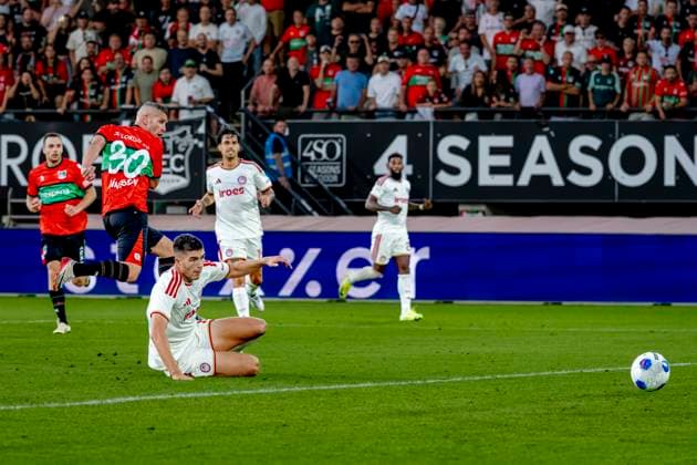 NIJMEGEN N E C Nijmegen forward Bryan Linssen scores the 1-1 goal during the Champions League match between N E C and Olympiacos at Stadion de Goffert on August 11, 2026, in Nijmegen, the Netherlands