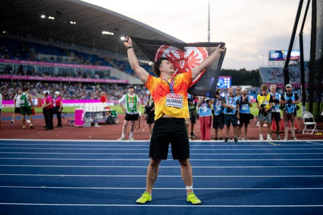 August 11, 2026, GBR, Track and Field, 2026 European Championships, Evening Session, Day 2, Birmingham; Merlin Hummel of Germany celebrates his second-place finish and silver medal while waving an Eintracht Frankfurt flag; Men’s Hammer Throw, Final, Alexander Stadium, Birmingham, England, Great Britain Copyright: xNordphoto Memmlerx