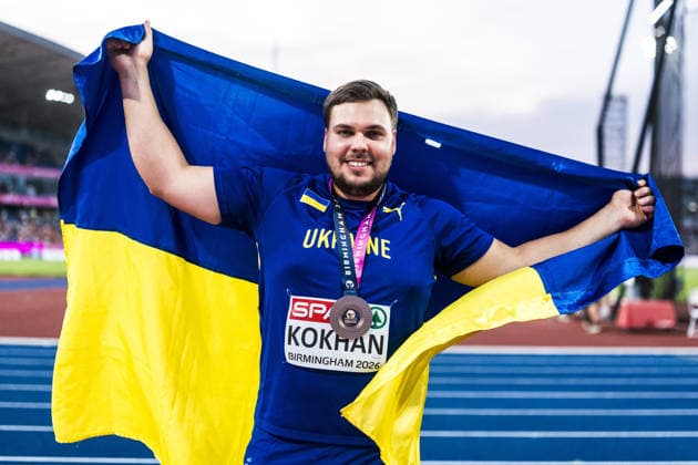 European Athletics Championships, Birmingham, August 11, 2026 BIRMINGHAM, UNITED KINGDOM AUGUST 11 Mykhaylo Kokhan (UKR, Ukraine) poses with the flag after winning the bronze medal in the men s hammer throw on August 11, 2026, in Birmingham, United Kingdom Copyright: xBEAUTIFULxSPORTS UlfxSchillerx