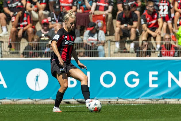 Carolin Simon of Bayer 04 Leverkusen in action, on the ball, making a solo run during a friendly match between the Bayer 04 Leverkusen women s team and the Feyenoord Rotterdam women s team, at Ulrich Haberland Stadium on August 8, 2026, in Leverkusen, Germany. Photo by Mario Hommes, DeFodi Images. Carolin Simon of Bayer 04 Leverkusen controls the ball during the preseason friendly match between Bayer 04 Leverkusen Women and Feyenoord Rotterdam at Ulrich Haberland Stadium on August 8, 2026 in Leverkusen, Germany Photo by Mario Hommes DeFodi Images Photo by Mario Hommes DeFodi Images