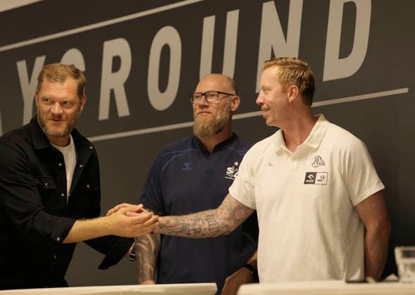 Photo: Coach Boerge LUND of THW Kiel (right) and Coach Ales PAJOVIC of Flensburg (center) welcome Jogi Bitter of HSV at the start of the Handball Bundesliga season; press conference of the northern clubs in Kiel on Tuesday, August 11, 2026