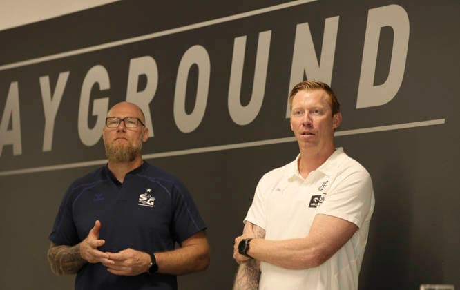 Photo: Coach Boerge LUND of THW Kiel and, on the left, Coach Ales PAJOVIC of Flensburg. Handball Bundesliga season opener; press conference of the northern clubs in Kiel on Tuesday, August 11, 2026