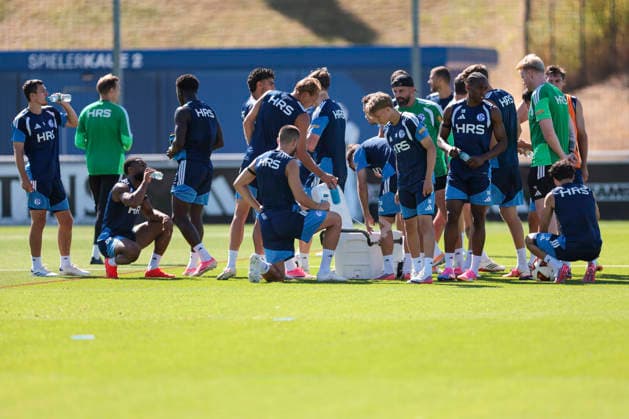 August 12, 2026, Soccer, FC Schalke 04 practice. Water break for the S04 players. Gelsenkirchen, FC Schalke 04 training facility, North Rhine-Westphalia, Germany xRHR PHOTO YYx Copyright: RHR-FOTOx RHR-FOTO YY