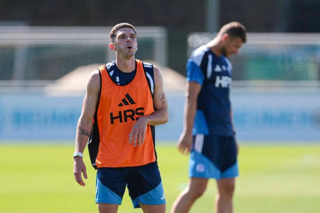 August 12, 2026, Soccer, FC Schalke 04 Training Robin Gosens FC Schalke 04 Takes a Breath Gelsenkirchen FC Schalke 04 Training Facility NRW Germany xRHR PHOTO YYx Copyright: RHR-FOTOx RHR-FOTO YY