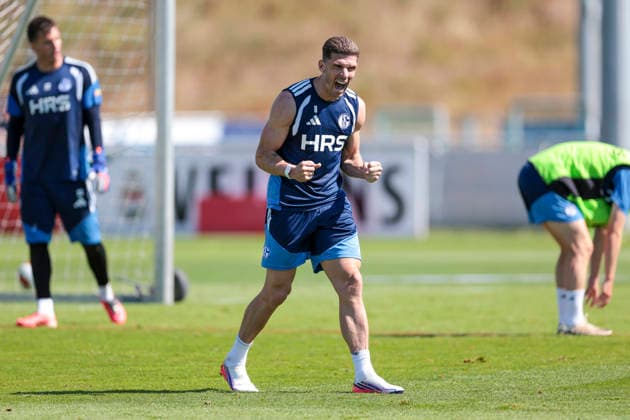 August 12, 2026, Soccer, FC Schalke 04 practice, Robin Gosens, FC Schalke 04 celebrates, Gelsenkirchen, FC Schalke 04 training facility, North Rhine-Westphalia, Germany, xRHR, PHOTO YYx Copyright: RHR-FOTOx RHR-FOTO YY