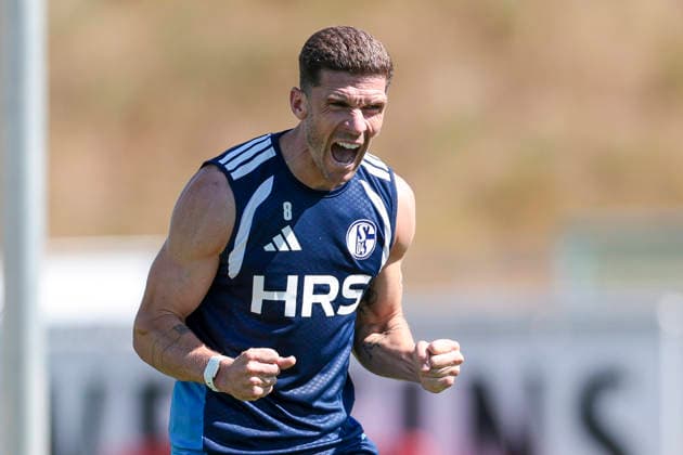 August 12, 2026, Soccer, FC Schalke 04 practice, Robin Gosens, FC Schalke 04 celebrates, Gelsenkirchen, FC Schalke 04 training facility, North Rhine-Westphalia, Germany, xRHR, PHOTO YYx Copyright: RHR-FOTOx RHR-FOTO YY