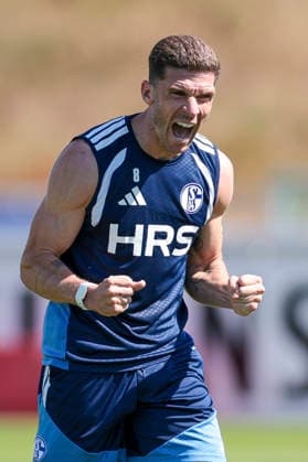 August 12, 2026, Soccer, FC Schalke 04 practice, Robin Gosens, FC Schalke 04 celebrates, Gelsenkirchen, FC Schalke 04 training facility, North Rhine-Westphalia, Germany, xRHR, PHOTO YYx Copyright: RHR-FOTOx RHR-FOTO YY