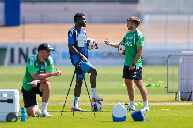 August 12, 2026, Soccer, FC Schalke 04 training session featuring Junior Dina Ebimbe of FC Schalke 04, rehabilitation coach Marc Thum of FC Schalke 04, Gelsenkirchen, FC Schalke 04 training facility, North Rhine-Westphalia, Germany, xRHR PHOTO YYx Copyright: RHR-FOTOx RHR-FOTO YY