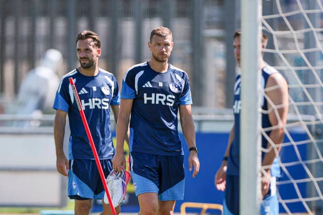 August 12, 2026, Soccer, FC Schalke 04 Training: Kenan Karaman (FC Schalke 04), Edin Dzeko (FC Schalke 04), Gelsenkirchen, FC Schalke 04 Training Facility, North Rhine-Westphalia, Germany, xRHR PHOTO YYx Copyright: RHR-FOTOx RHR-FOTO YY