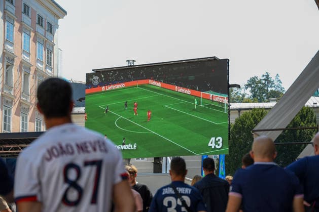 Austria Soccer UEFA Super Cup 2026, Final, Paris Saint-Germain vs. Aston Villa FC, Salzburg soccer fans watch the 2026 UEFA Super Cup Final between Paris Saint-Germain and Aston Villa FC on a big screen at the Fan Festival in downtown Salzburg. The photo shows the public live broadcast and the atmosphere surrounding the international soccer event. Copyright: xAymanxAlahmedx