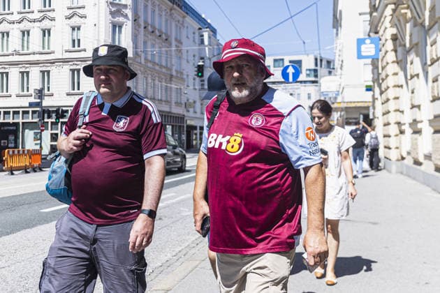 Aston Villa fans poses for a photo prior to the UEFA Super Cup Final match between Paris Saint-Germain and Aston Villa at Red Bull Arena, Salzburg, Wals-Siezenheim on August 12th,2026 (Photo by Joao Bravo Sports Press Photo) Copyright: xJoaoxBravo SportsxPressxPhotox Sportspressphoto_SPR204566