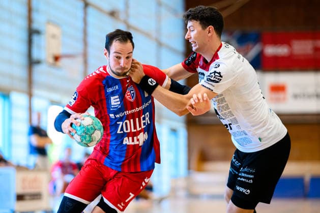Bietigheim HBL 26 27 SG BBM Bietigheim Pfadi Winterthur (from left) in a one-on-one battle: Dominik Claus (Bietigheim) and Lukas Heer (Winterthur) Bietigheim Bissingen Halle am Viadukt Baden-Württemberg Germany