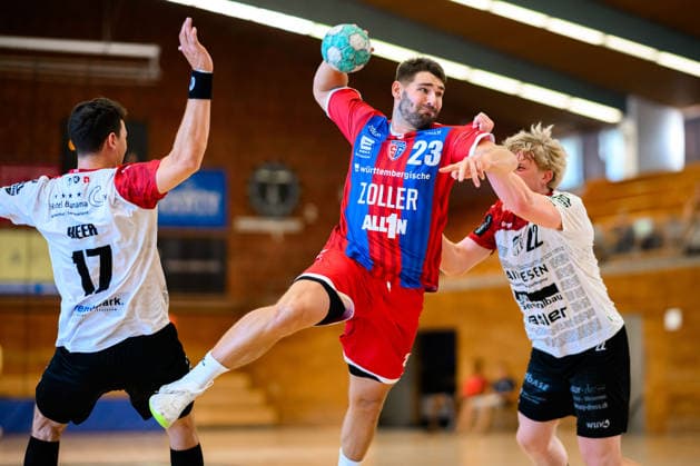 Bietigheim HBL 26 27 SG BBM Bietigheim Pfadi Winterthur (from left) in a one-on-one battle: Marcus Norrbrink (Bietigheim) and Misha Romer (Winterthur) Bietigheim Bissingen Halle am Viadukt Baden-Württemberg Germany