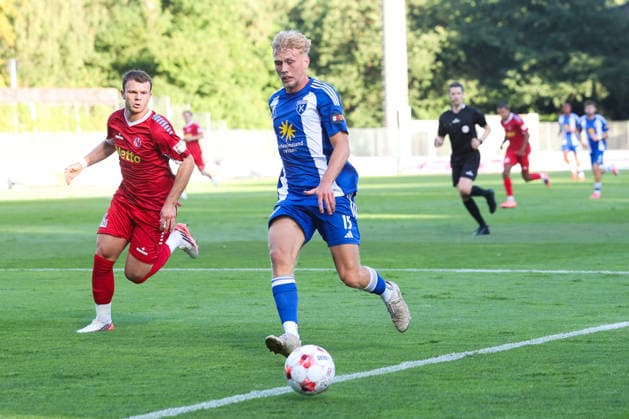 August 12, 2026, Soccer, Men s, Regionalliga Nord, Matchday 16, FC Eintracht Norderstedt vs. BSV Kickers Emden, Bent Andresen (blue) 15, BSV Kickers Emden in a tackle with Leon Pesch 18, FC Eintracht Norderstedt