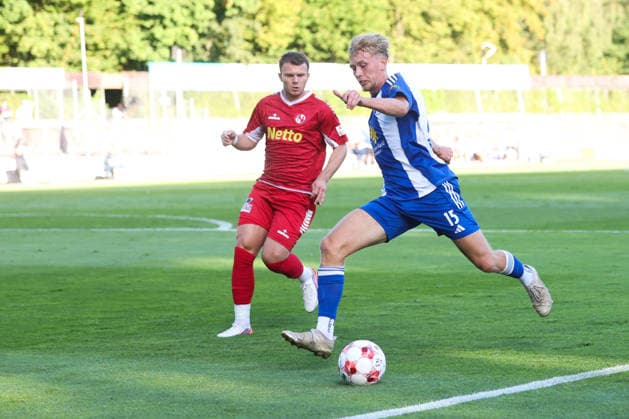 August 12, 2026, Soccer, Men s, Regionalliga Nord, Matchday 16, FC Eintracht Norderstedt vs. BSV Kickers Emden, Bent Andresen (blue) 15, BSV Kickers Emden in a tackle with Leon Pesch 18, FC Eintracht Norderstedt