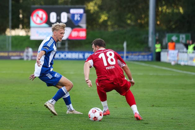 August 12, 2026, Soccer, Men s, Regionalliga Nord, Matchday 16, FC Eintracht Norderstedt vs. BSV Kickers Emden, Bent Andresen (blue) 15, BSV Kickers Emden in a tackle with Leon Pesch 18, FC Eintracht Norderstedt