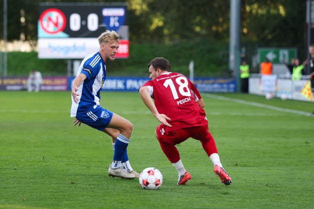 August 12, 2026, Soccer, Men s, Regionalliga Nord, Matchday 16, FC Eintracht Norderstedt vs. BSV Kickers Emden, Bent Andresen (blue) 15, BSV Kickers Emden in a tackle with Leon Pesch 18, FC Eintracht Norderstedt