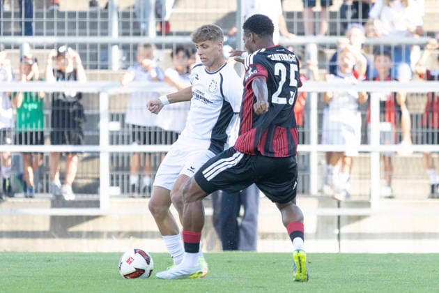 Friendly Match: FSV Frankfurt vs. Eintracht Frankfurt, August 12, 2026; Otavio (Eintracht Frankfurt) 5, Emmanuel McDonald (FSV Frankfurt) 27; Battle for the ball, FSV Frankfurt vs. Eintracht Frankfurt, Frankfurt, BBBank Arena, August 12, 2026 Copyright: xBEAUTIFULxSPORTS Gawlikx
