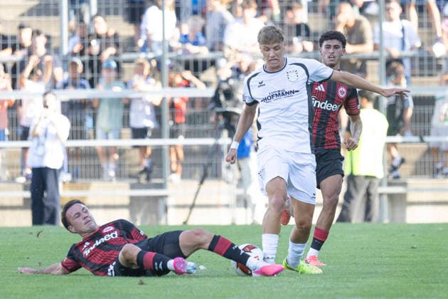 Friendly Match: FSV Frankfurt vs. Eintracht Frankfurt, August 12, 2026. Mario Götze (Eintracht Frankfurt, No. 27) slides in to tackle Emmanuel McDonald (FSV Frankfurt, No. 27) and take the ball away. FSV Frankfurt vs. Eintracht Frankfurt, Frankfurt, BBBank Arena, August 12, 2026 Copyright: xBEAUTIFULxSPORTS Gawlikx
