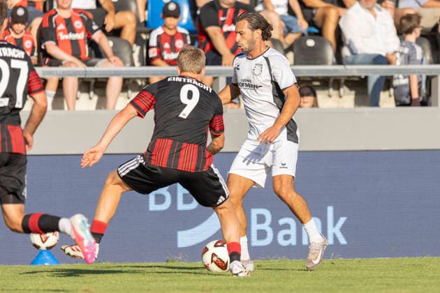 Friendly Match: FSV Frankfurt vs. Eintracht Frankfurt, August 12, 2026; Giorgio del Vecchio (FSV Frankfurt, No. 8) and Jonathan Burkardt (Eintracht Frankfurt, No. 9) battle for the ball, FSV Frankfurt vs. Eintracht Frankfurt, Frankfurt, BBBank Arena, August 12, 2026 Copyright: xBEAUTIFULxSPORTS Gawlikx