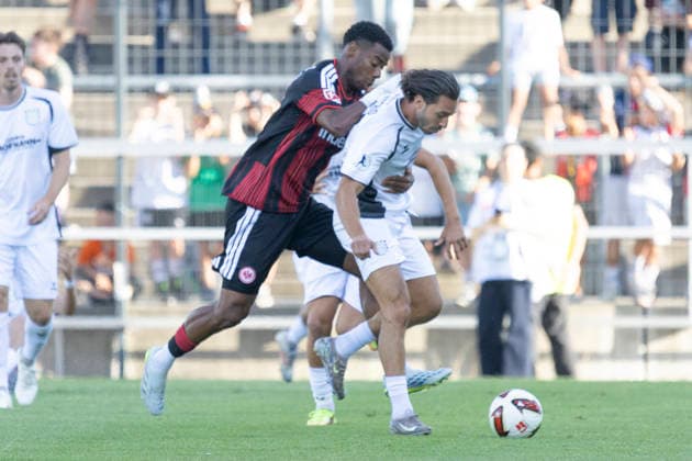 Friendly Match: FSV Frankfurt vs. Eintracht Frankfurt, August 12, 2026; Raphael Onyedika (Eintracht Frankfurt, No. 25) and Giorgio del Vecchio (FSV Frankfurt, No. 8) battle for the ball; FSV Frankfurt vs. Eintracht Frankfurt, Frankfurt, BBBank Arena, August 12, 2026 Copyright: xBEAUTIFULxSPORTS Gawlikx