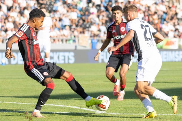 Friendly Match: FSV Frankfurt vs. Eintracht Frankfurt, August 12, 2026. Ansgar Knauff (Eintracht Frankfurt, No. 7) clears the ball away from Emmanuel McDonald (FSV Frankfurt, No. 27). FSV Frankfurt vs. Eintracht Frankfurt, Frankfurt, BBBank Arena, August 12, 2026 Copyright: xBEAUTIFULxSPORTS Gawlikx