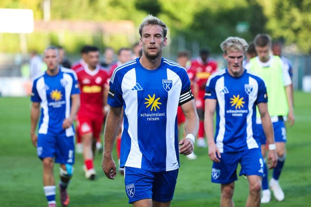 August 12, 2026, Soccer, Men s, Regionalliga Nord, Matchday 16, FC Eintracht Norderstedt vs. BSV Kickers Emden, Peer Mahncke (blue, No. 5), BSV Kickers Emden heading into halftime
