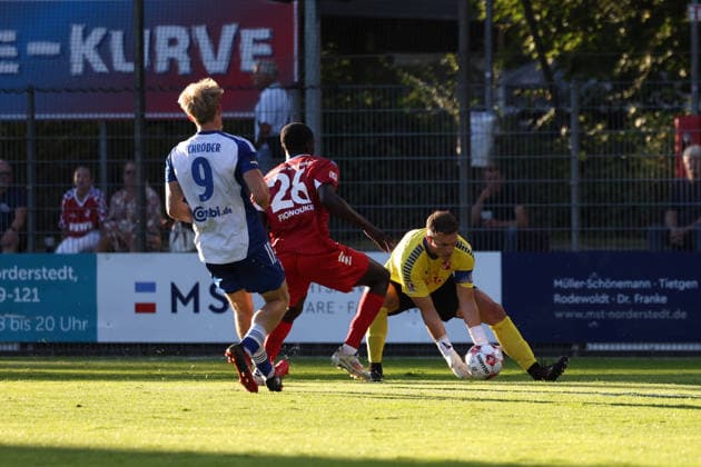 Soccer I Men I 2026–2027 Season I Regionalliga Nord I Matchday 3 I Eintracht Norderstedt vs. BSV Kickers Emden I August 12, 2026 Theo Schröder 9, BSV Kickers Emden: Komlan Manasse Fionouke 26, FC Eintracht Norderstedt: Lars Huxsohl 1, FC Eintracht Norderstedt, Edmund Plambeck Stadium, Norderstedt, Schleswig-Holstein, Germany Copyright: xLobeca RalfxHomburgx