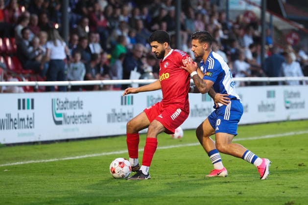 August 12, 2026, Soccer, Men s, Regionalliga Nord, Matchday 16, FC Eintracht Norderstedt vs. BSV Kickers Emden, Semin Kojic (blue, 10) of BSV Kickers Emden in a tackle with Erjanik Ghubasaryan (23) of FC Eintracht Norderstedt