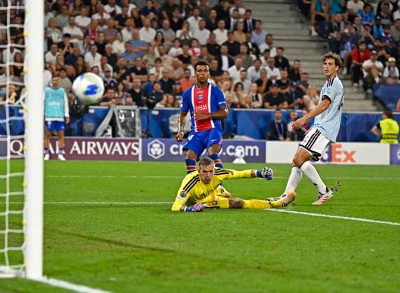 August 12, 2026, Soccer: 2026 UEFA Super Cup Final in Salzburg, Austria, Paris Saint-Germain vs. Aston Villa, at the Red Bull Arena in Wals near Salzburg; Desire Doue of Paris Saint-Germain scores a 2–1 goal against goalkeeper Marco Bizot of Aston Villa