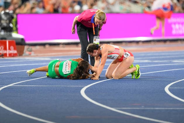 BIRMINGHAM, GREAT BRITAIN - August 12: Louise Maraval (France) looking after Fatoumata Binta Diallo (Portugal) after the 400 metres hurdles final during the European Athletics Championships 2026 at Alexander Stadium in Birmingham, Great Britain (Photo by Sven Beyrich Sports Press Photo) Copyright: xSvenxBeyrich SportsxPressxPhotox Sportspressphoto_SPR204859