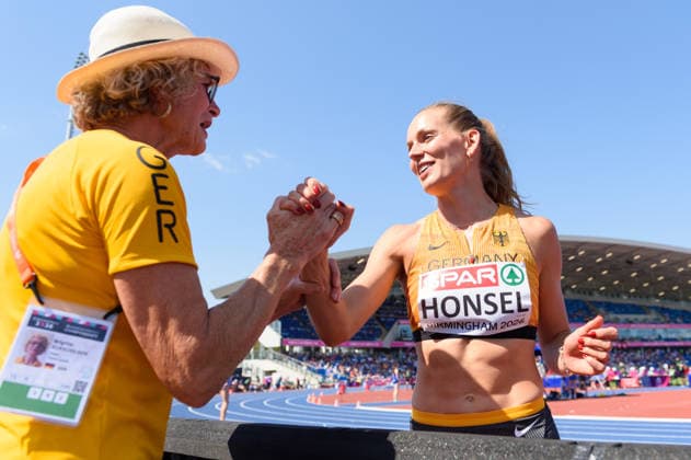 BIRMINGHAM, GREAT BRITAIN - August 13: Christina Honsel (Germany) and her coach during the high jump qualification during the European Athletics Championships 2026 at Alexander Stadium in Birmingham, Great Britain (Photo by Sven Beyrich Sports Press Photo) Copyright: xSvenxBeyrich SportsxPressxPhotox Sportspressphoto_SPR205460