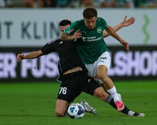 Hugo Vandermersch (28, FC St. Gallen 1879, re.) kann nur mit einem Foul durch Arli Përgjoni (76, FC Sheriff Tiraspol) am Torlauf gehindert werden Photo: Urs Ottiger Copyright: xUrsxOttigerx Sportspressphoto_SPR205573