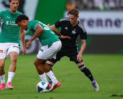 Chima Okoroji (36, FC St. Gallen 1879, li.) im Zweikampf mit Danila Forov (24, FC Sheriff Tiraspol) Photo: Urs Ottiger Copyright: xUrsxOttigerx Sportspressphoto_SPR205707