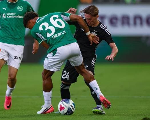 Chima Okoroji (36, FC St. Gallen 1879, li.) im Zweikampf mit Danila Forov (24, FC Sheriff Tiraspol) Photo: Urs Ottiger Copyright: xUrsxOttigerx Sportspressphoto_SPR205708