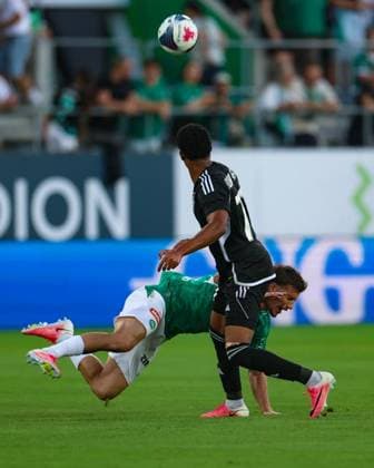Tom Gaal (26, FC St. Gallen 1879, li.) im Zweikampf mit Juanca Pineda (77, FC Sheriff Tiraspol) Photo: Urs Ottiger Copyright: xUrsxOttigerx Sportspressphoto_SPR205709