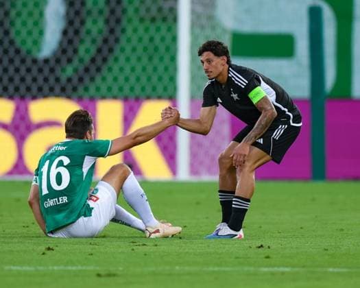 Raí Lopes (6, FC Sheriff Tiraspol, re.) hilft Lukas Görtler (16, FC St. Gallen 1879) beim Aufstehen Photo: Urs Ottiger Copyright: xUrsxOttigerx Sportspressphoto_SPR205712