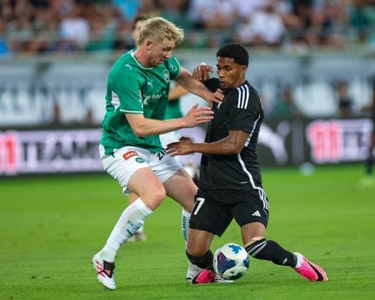 Juanca Pineda (77, FC Sheriff Tiraspol, re.) im Zweikampf mit Colin Kleine-Bekel (3, FC St. Gallen 1879) Photo: Urs Ottiger Copyright: xUrsxOttigerx Sportspressphoto_SPR205716