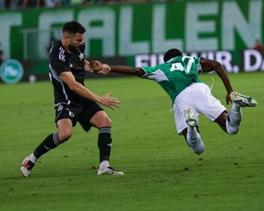 Arli Përgjoni (76, FC Sheriff Tiraspol, li.) im Zweikampf mit Enoch Owusu (47, FC St. Gallen 1879) Photo: Urs Ottiger Copyright: xUrsxOttigerx Sportspressphoto_SPR205720