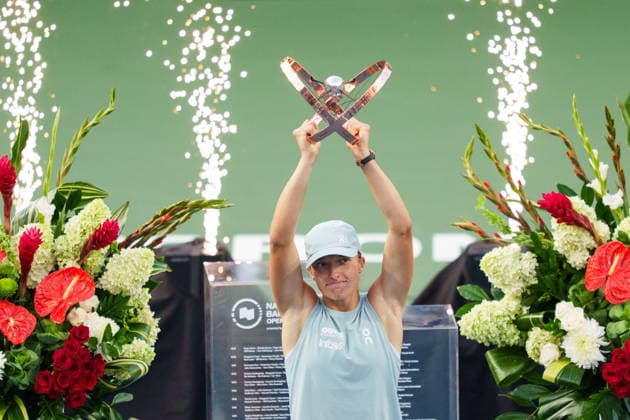 August 13, 2026, Toronto, On, Canada: Iga Swiatek, of Poland, lifts the trophy after defeating Elena Rybakina, of Kazakhstan, 6-2, 6-3, in the finals of the National Bank Open in Toronto, on Thursday, Aug. 13, 2026. Canada News - August 13, 2026 - ZUMAc35_ 20260813_zaf_c35_104 Copyright: xKeitoxNewmanx
