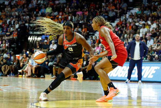 UNCASVILLE, CT - AUGUST 13: Aaliyah Edwards 8 of the Connecticut Sun drives to the basket against Naz Hillmon 00 of the Atlanta Dream during the WNBA, Basketball Damen, USA game between Atlanta Dream and Connecticut Sun on August 13, 2026, at Mohegan Sun Arena in Uncasville, CT. (Photo by M. Anthony Nesmith Icon Sportswire) WNBA: AUG 13 Atlanta Dream at Connecticut Sun EDITORIAL USE ONLY Icon26081301