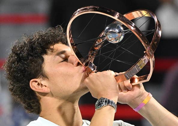 ATP, Tennis Herren Masters 1000 Canada final epaselect Ben Shelton of the United States kisses the trophy after winning the ATP Masters 1000 Canada final in Montreal, Canada, 13 August 2026. MONTREAL QUEBEC Canada  Copyright: xGRAHAMxHUGHESx