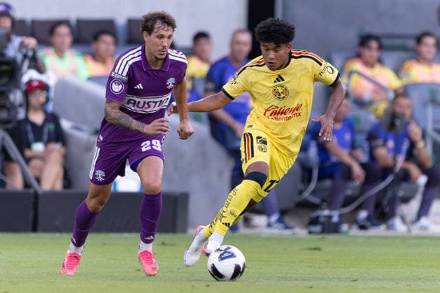 Isaías Violante (R) of America vies for the ball with Guilherme Biro of Austin in a Leagues Cup match between America and Austin FC at the Q2 stadium in Austin, United States, 13 August 2026. Leagues Cup - America vs Austin FC !ACHTUNG: NUR REDAKTIONELLE NUTZUNG!  Copyright: xCarlosxRamírezx AMDEP817 20260814-55021140930_1