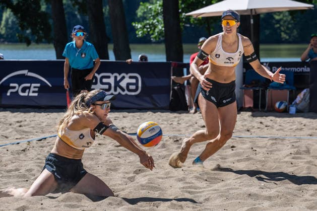 Sport Bilder des Tages STARE JABLONKI, POLEN - AUGUST 14: Tanja Hüberli (Player 2, SUI), Nina Brunner (Player 1, SUI) during the European Championships Beach volleyball, Beachvolleyball at Stare Jablonki on August 14, 2026 in Stare Jablonki, Polen. Polen Copyright: xPeterxWeberx