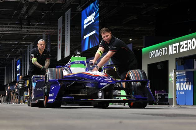 Two mechanics push Pascal Wehrlein s Porsche 99x Electric, featuring a special livery, through the pit lane, FIA Formula E World Championship, Season 12, London E-Prix, August 14, 2026,