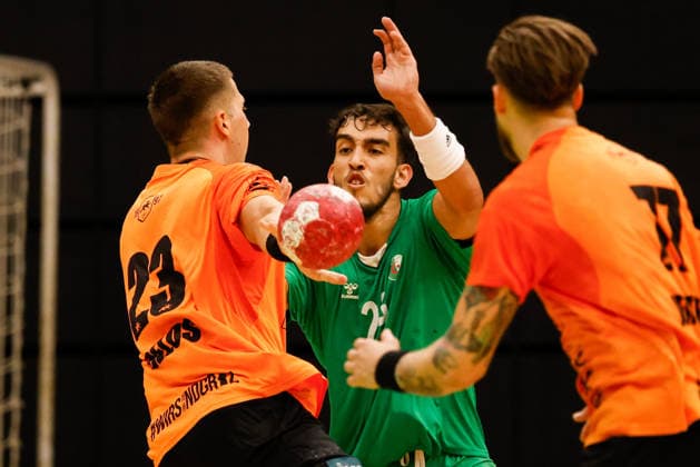 HANDBALL - Graz vs Algeria, test match GRAZ,AUSTRIA,14.AUG.26 - HANDBALL - HSG Graz vs Algeria, test match. Image shows Nemanja Belos (Graz) and Abed Boumediene Walid (Algeria).  GEPAxpictures xJamesxDoak