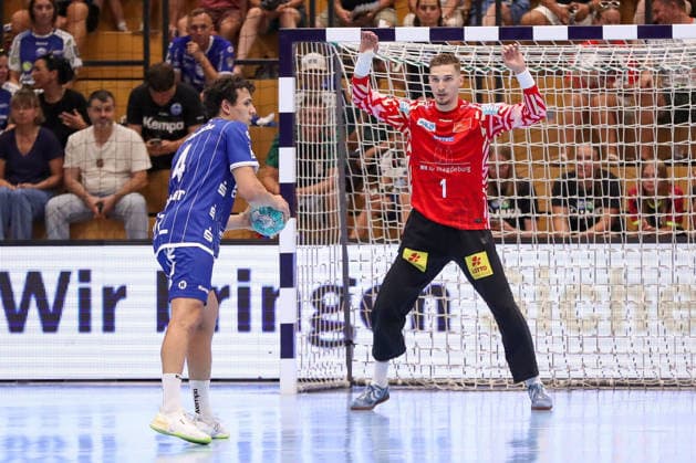 August 14, 2026, xgox, Handball Wartburg Cup: TBV Lemgo vs. Lippe SC Magdeburg (emspor), from left: Dominik Kuzmanovic (Magdeburg), 1 on a penalty throw against Samuel Zehnder (Lemgo), 4 (Eisenach)