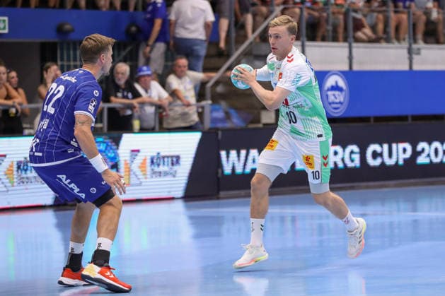August 14, 2026, xgox, Handball Wartburg Cup: TBV Lemgo vs. Lippe SC Magdeburg, emspor; from left: Gisli, Thorgeir, Kristjansson (Magdeburg); 10 on the ball; plays the ball (Eisenach)