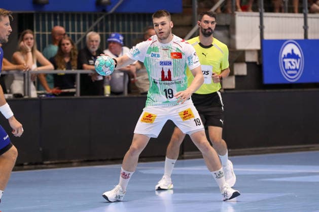 August 14, 2026, xgox, Handball Wartburg Cup: TBV Lemgo vs. Lippe SC Magdeburg, emspor; from left: Elvar Oern Jonsson (Magdeburg), 19 with the ball, plays the ball (Eisenach)